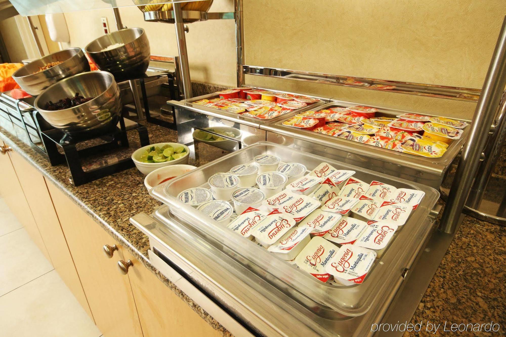 아이스테이 호텔 시우다드 후아레스 외부 사진 A condiment bar at a restaurant