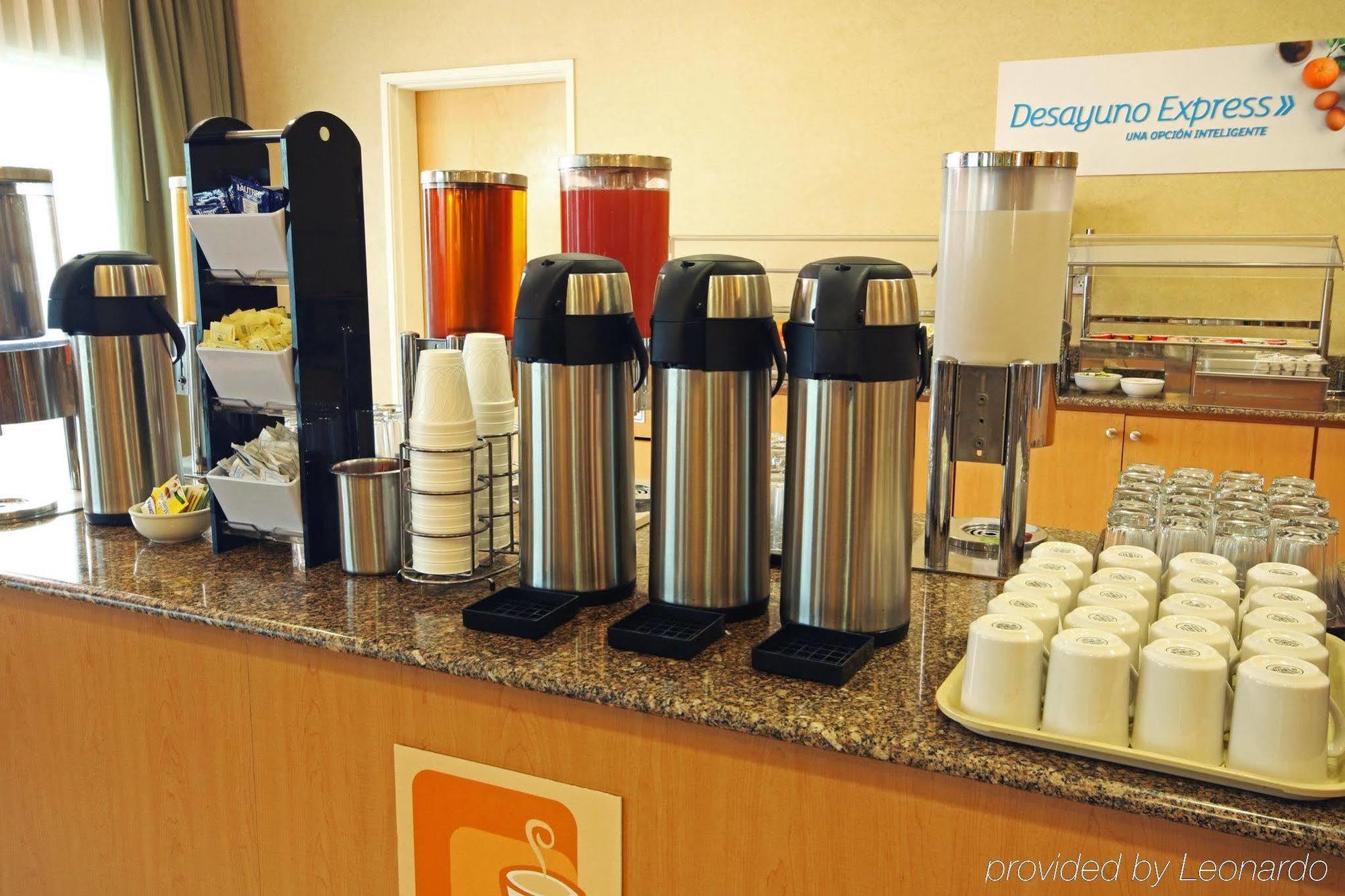 아이스테이 호텔 시우다드 후아레스 외부 사진 Coffee and tea dispensers