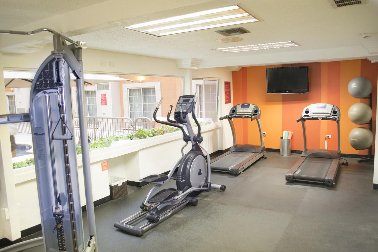 아이스테이 호텔 시우다드 후아레스 외부 사진 A typical gym