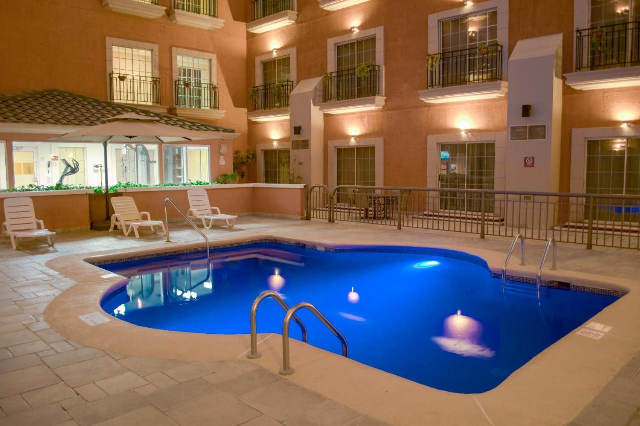 아이스테이 호텔 시우다드 후아레스 외부 사진 Hotel's pool
