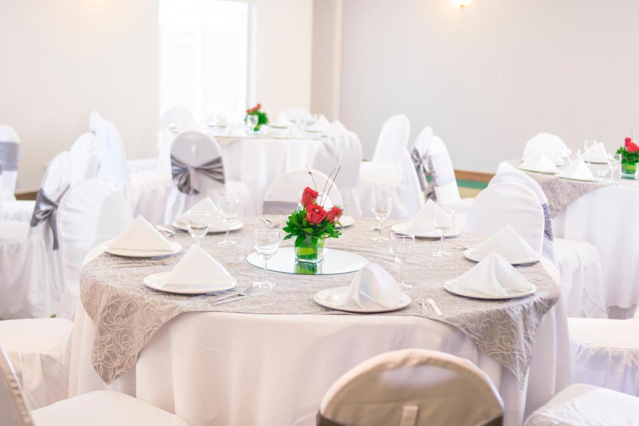 아이스테이 호텔 시우다드 후아레스 외부 사진 A table set for a formal dinner