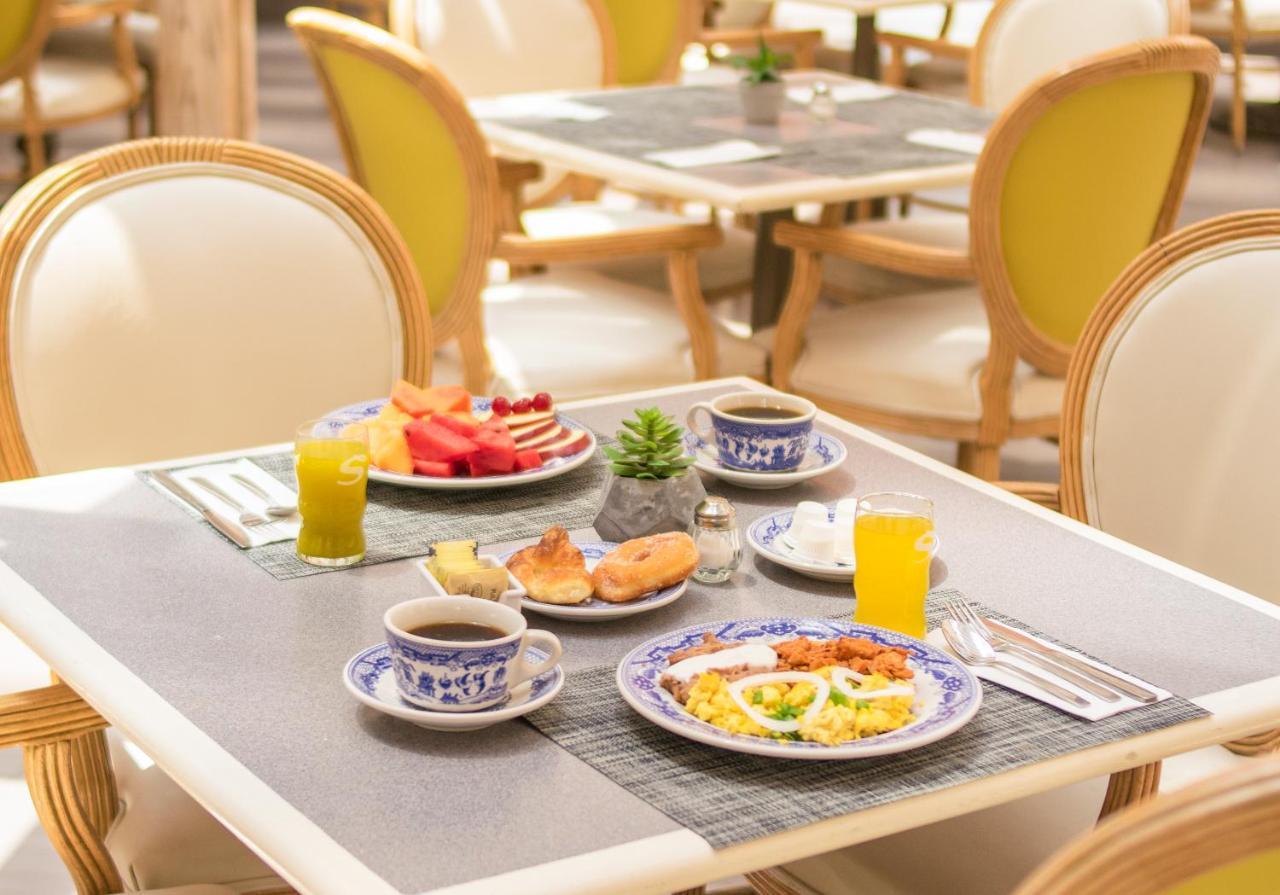 아이스테이 호텔 시우다드 후아레스 외부 사진 A breakfast table at a hotel